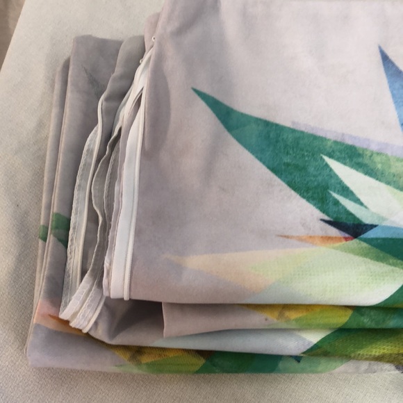 Set of two pillowcases with zipper closures Kess in-house artist designs 19 x 19 - Picture 4 of 4